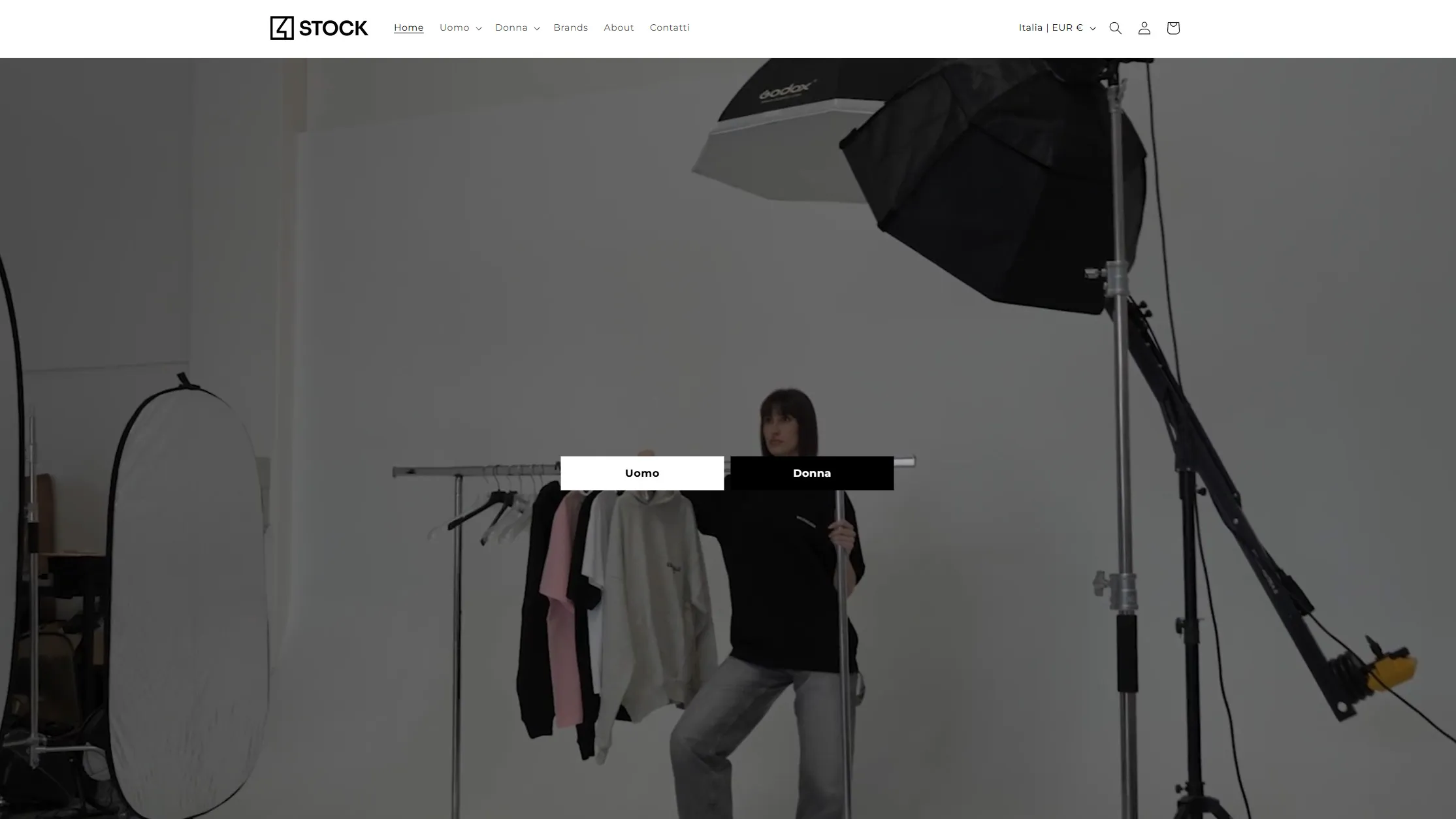 La home di 4stock: uno scatto dietro le quinte di uno shooting in studio con i due ingressi al catalogo, Uomo e Donna.